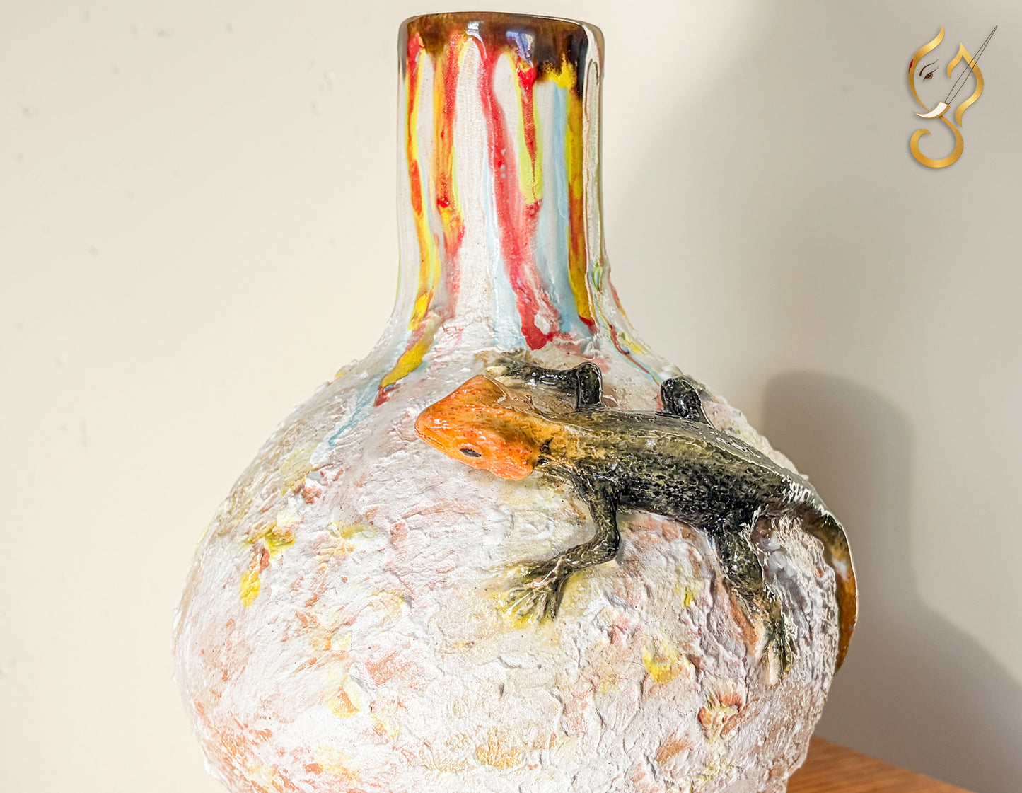 Camouflage Lizard - ceramic vase Art